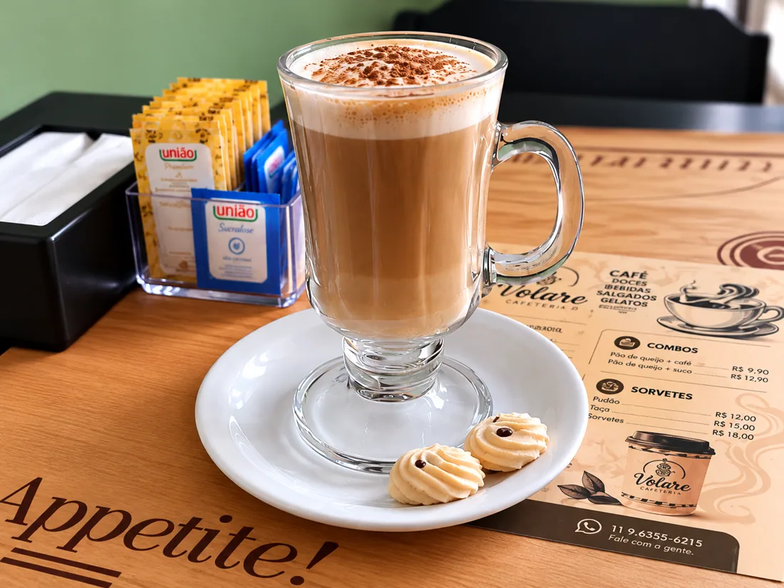 Cappuccino quente ou gelado na Volare Cafeteria