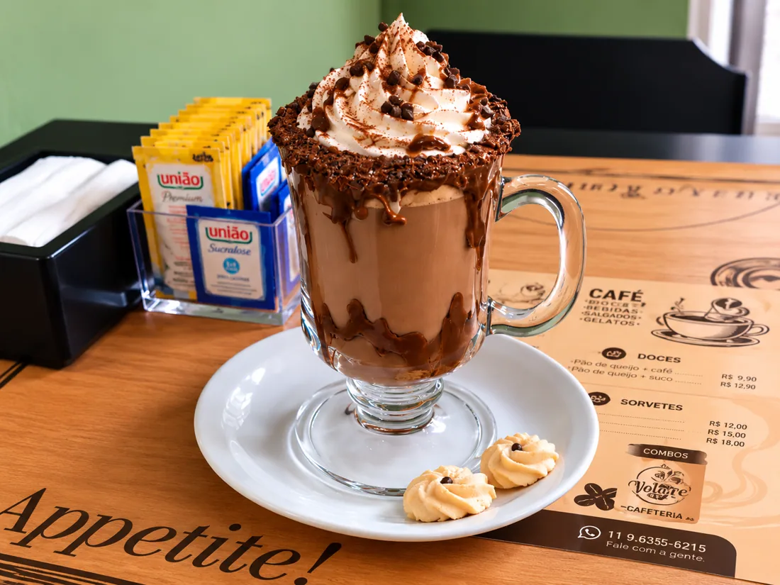 Cappuccino com avelã e chantilly na Volare Cafeteria