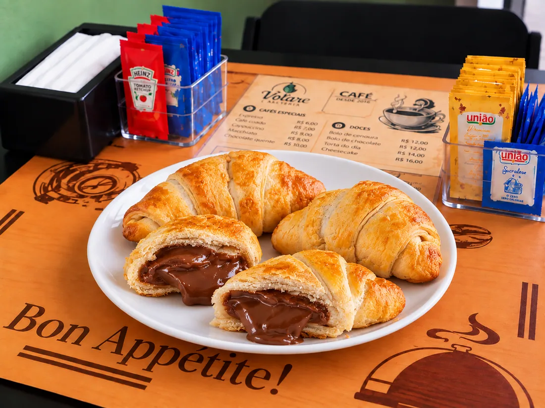 Croissant com chocolate na Volare Cafeteria